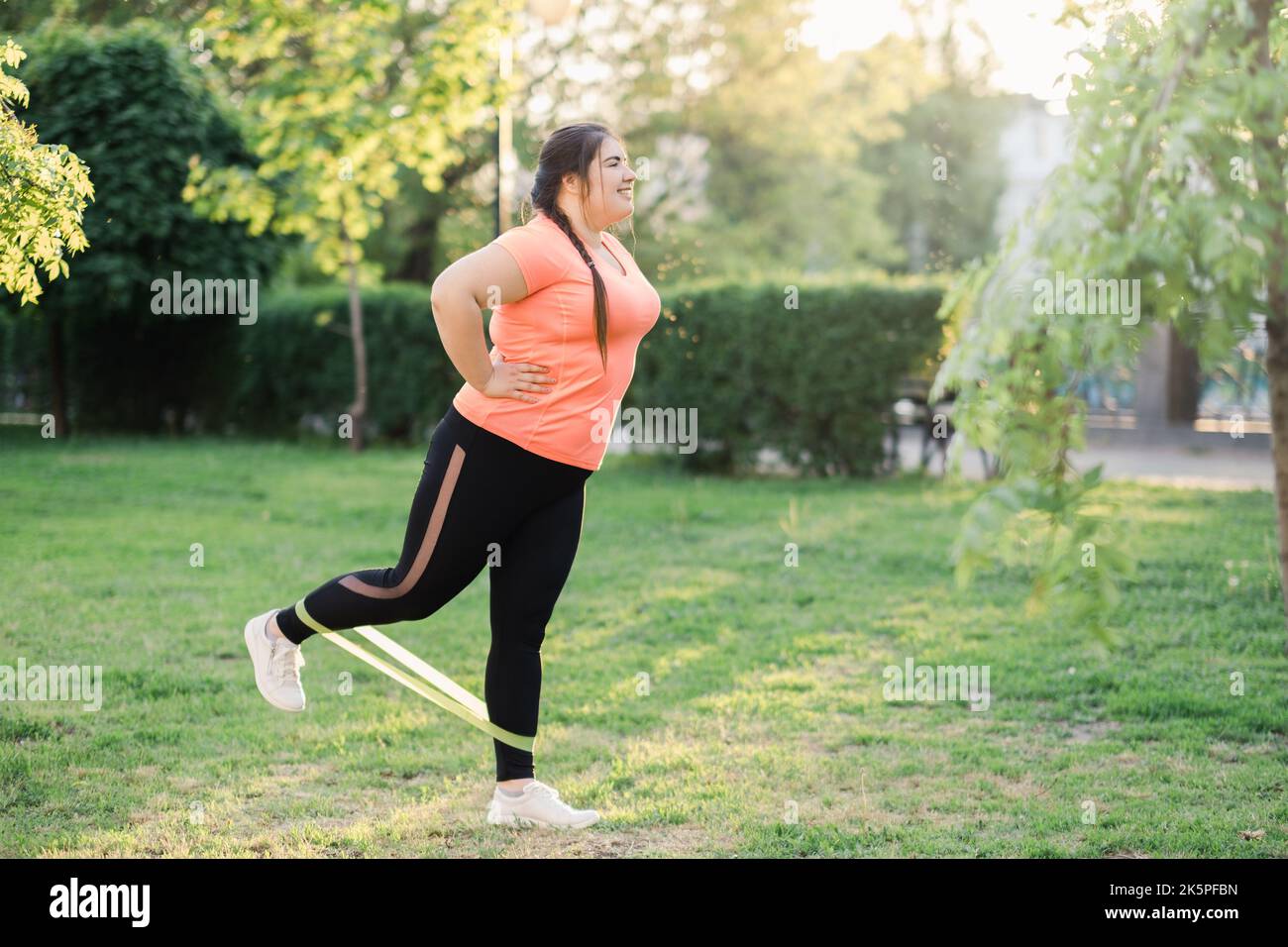 corpo positivo grasso bruciare sovrappeso donna parco Foto Stock