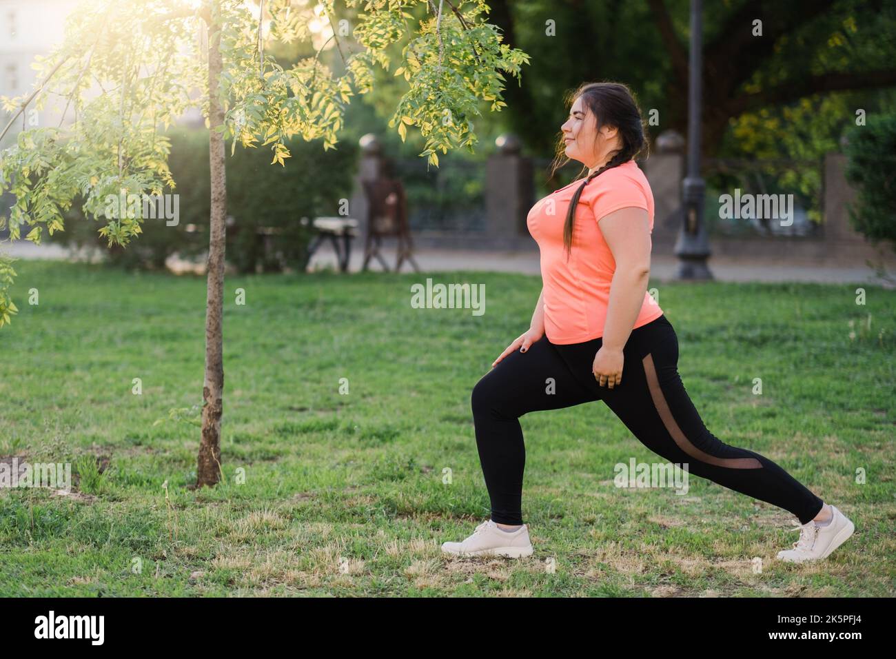 sport all'aperto grasso bruciando sovrappeso donna parco Foto Stock