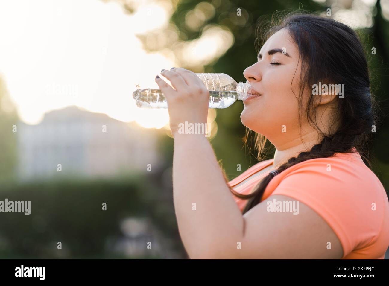 disidratato donna sete di acqua sovrappeso bere Foto Stock