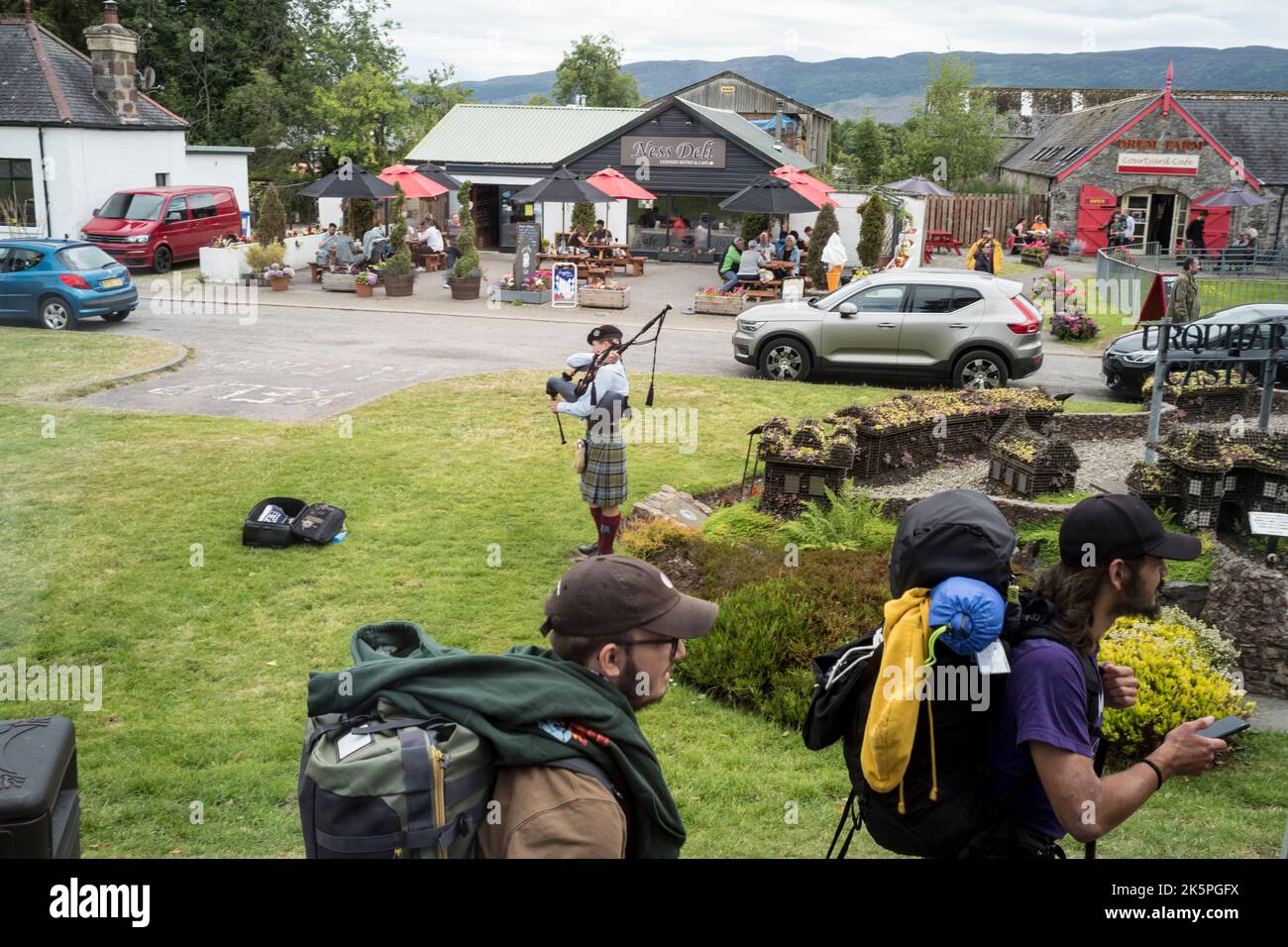 Piper e turisti a Drumnadrochit di Loch Ness, Scozia Foto Stock