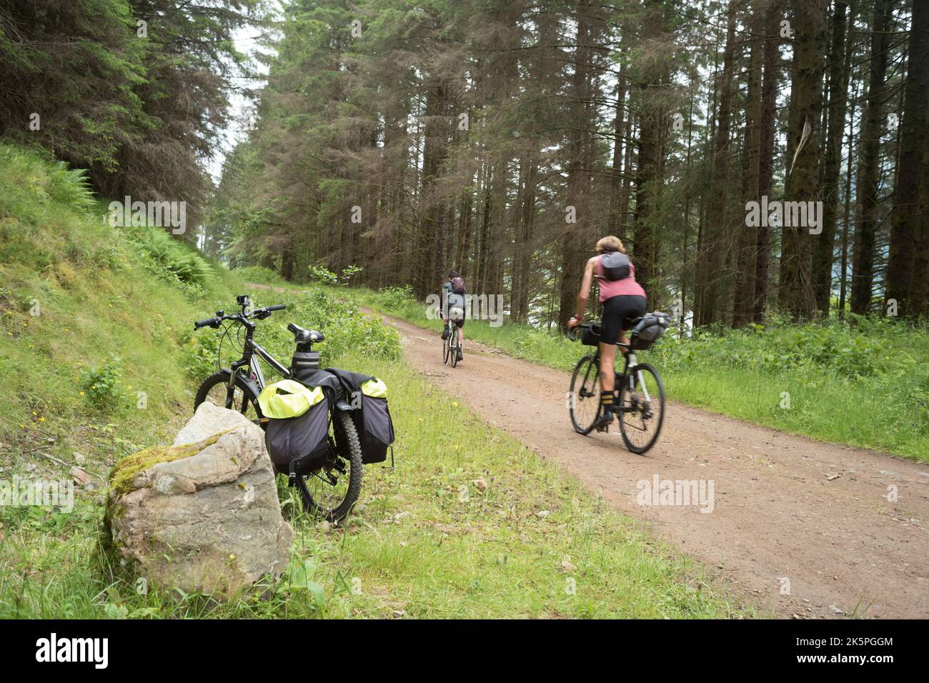 Ciclisti sulla Great Glen Way vicino a Fort Augustus Foto Stock