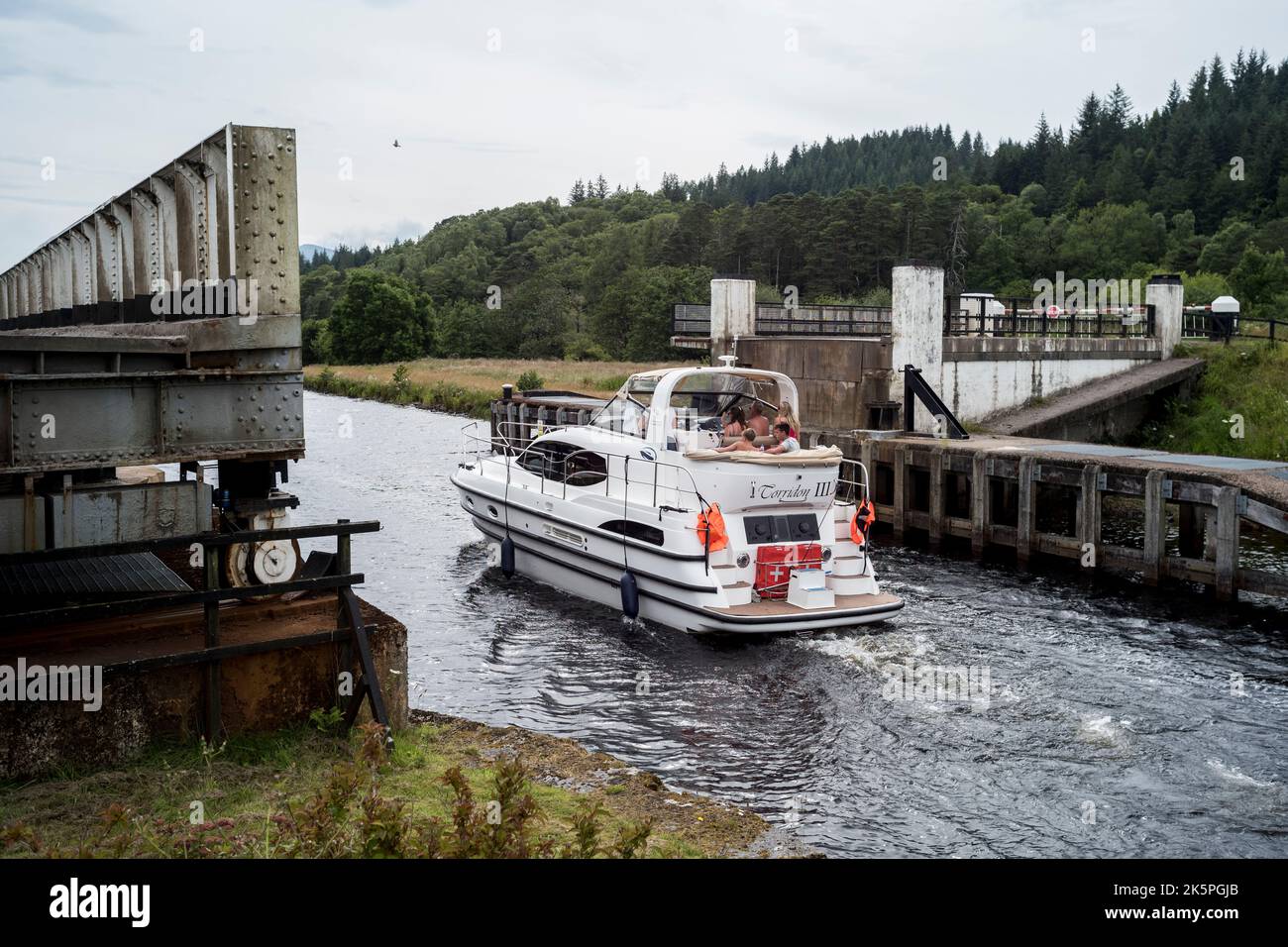 Le barche turistiche sul canale di Caledonian, a nord di Banavie, passano attraverso un ponte sospeso aperto, la Scozia Foto Stock