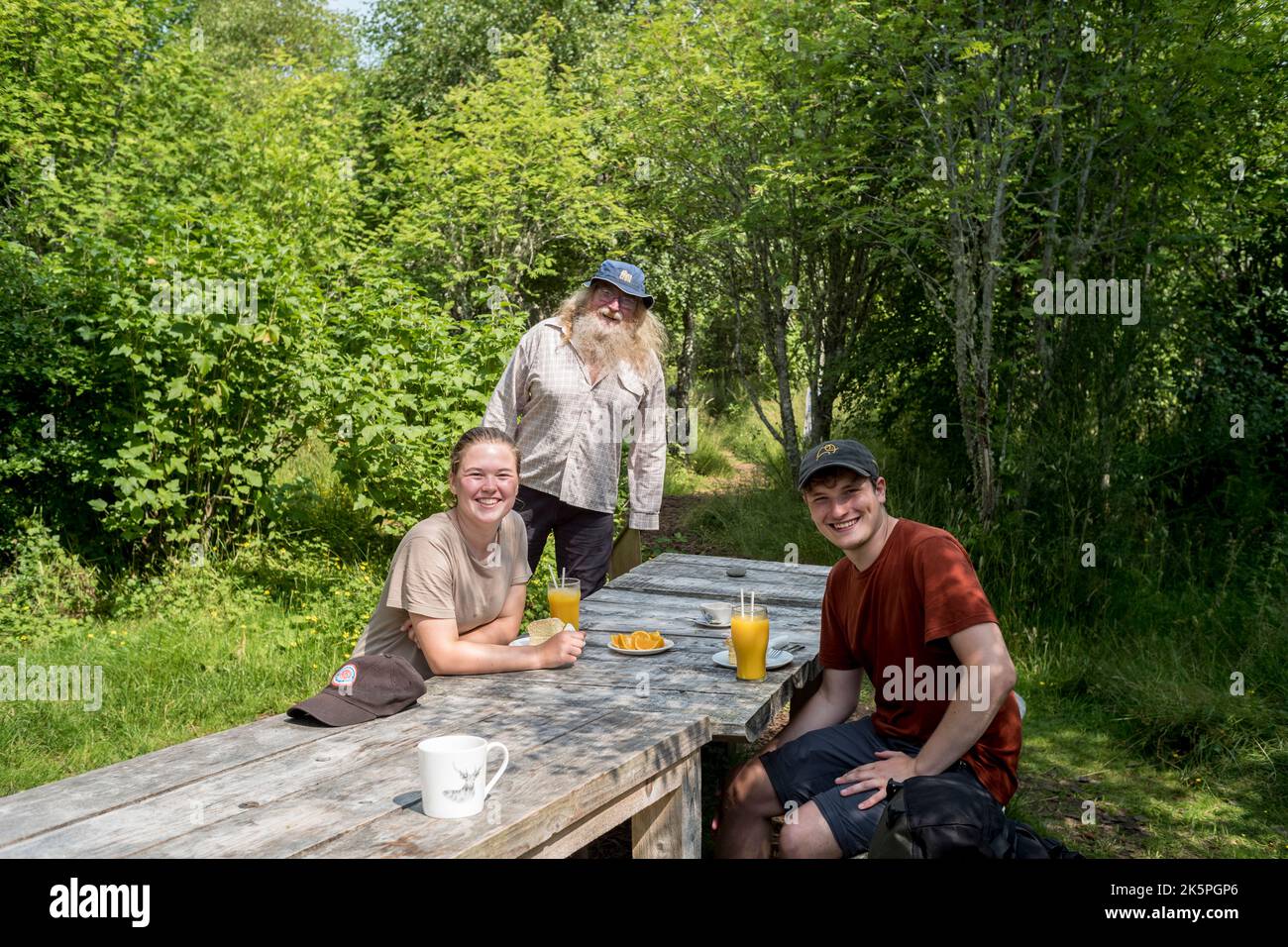 visitatore dell'Eco Cafe vicino ad Abriachan sulla Great Glen Way, Inverness, Scozia, Foto Stock