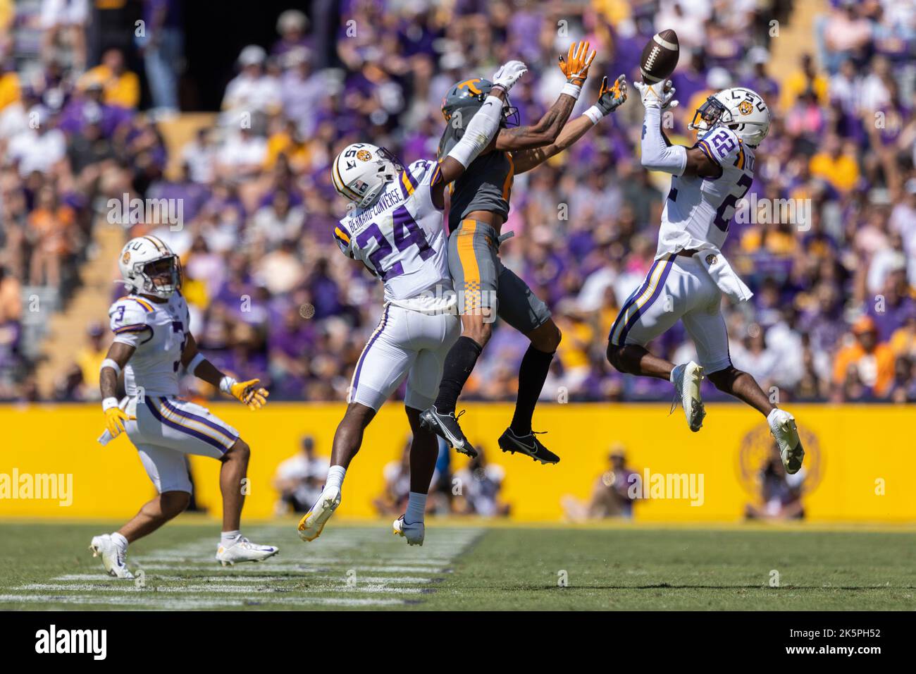 Il defensive back dei LSU Tigers Colby Richardson (22) fa una giocata sul passaggio al wide receiver dei Tennessee Volunteers Jalin Hyatt (11) come cornerback Jarrick Bernard-Converse (24) difende, sabato 8 ottobre 2022, a Baton Rouge, Louisiana. Tennessee sconfigge LSU 40-13. (Kirk Meche/immagine dello sport) Foto Stock