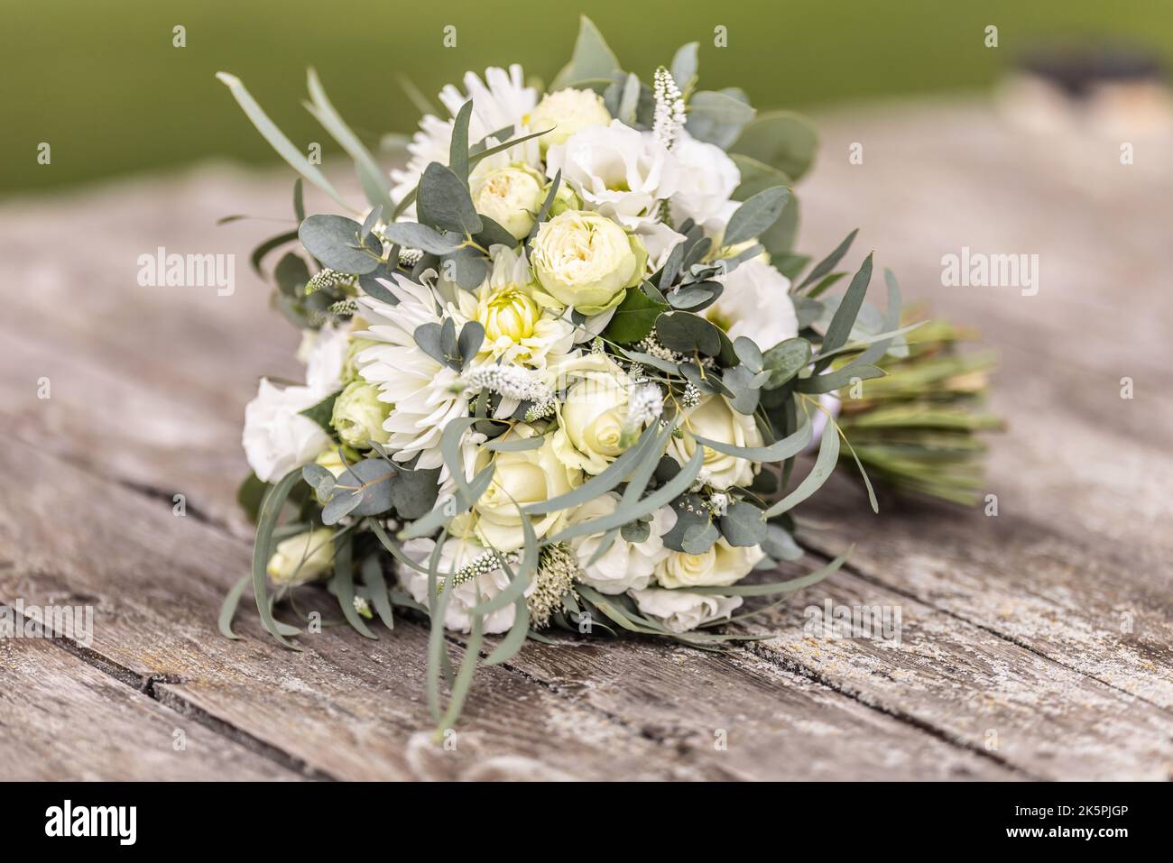 Bel bouquet di fiori bianchi e verdi pensato per il matrimonio. Foto Stock