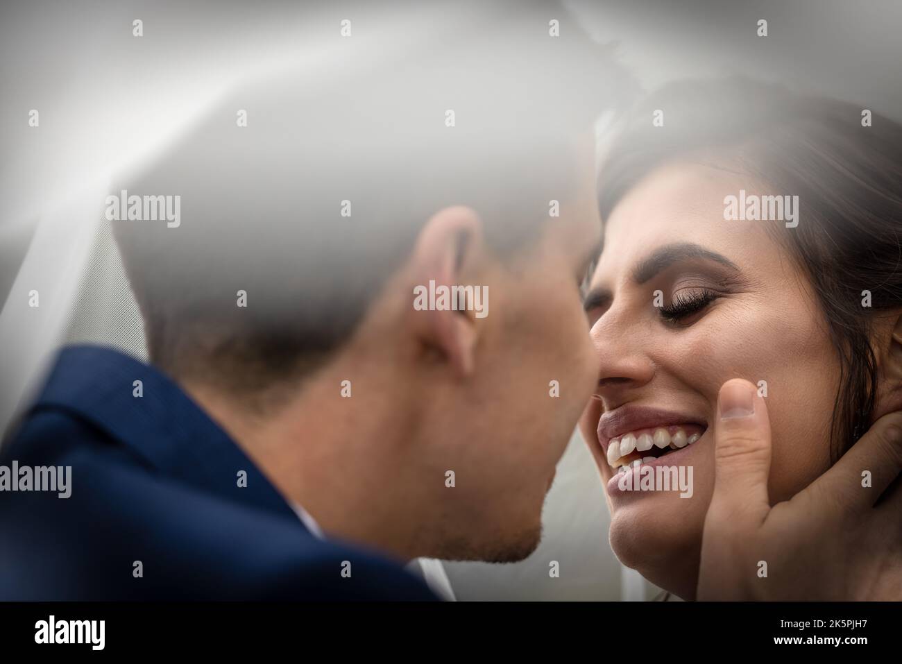 Particolare di appena sposato marito e moglie destra prima di darsi un bacio. Foto Stock