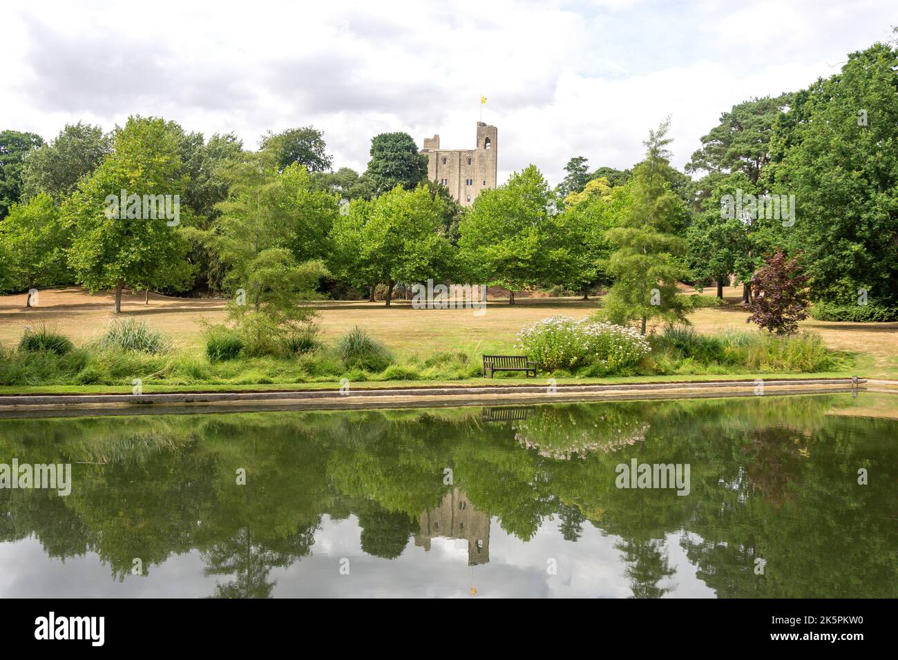 12th ° secolo Castello di Hedingham da Giardini, Castle Lane, Castello di Hedingham, Essex, Inghilterra, Regno Unito Foto Stock