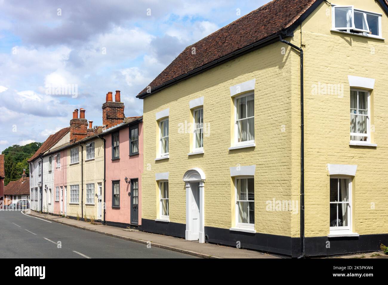 Cottage colorato periodo, Queen Street, Castello di Hedingham, Essex, Inghilterra, Regno Unito Foto Stock