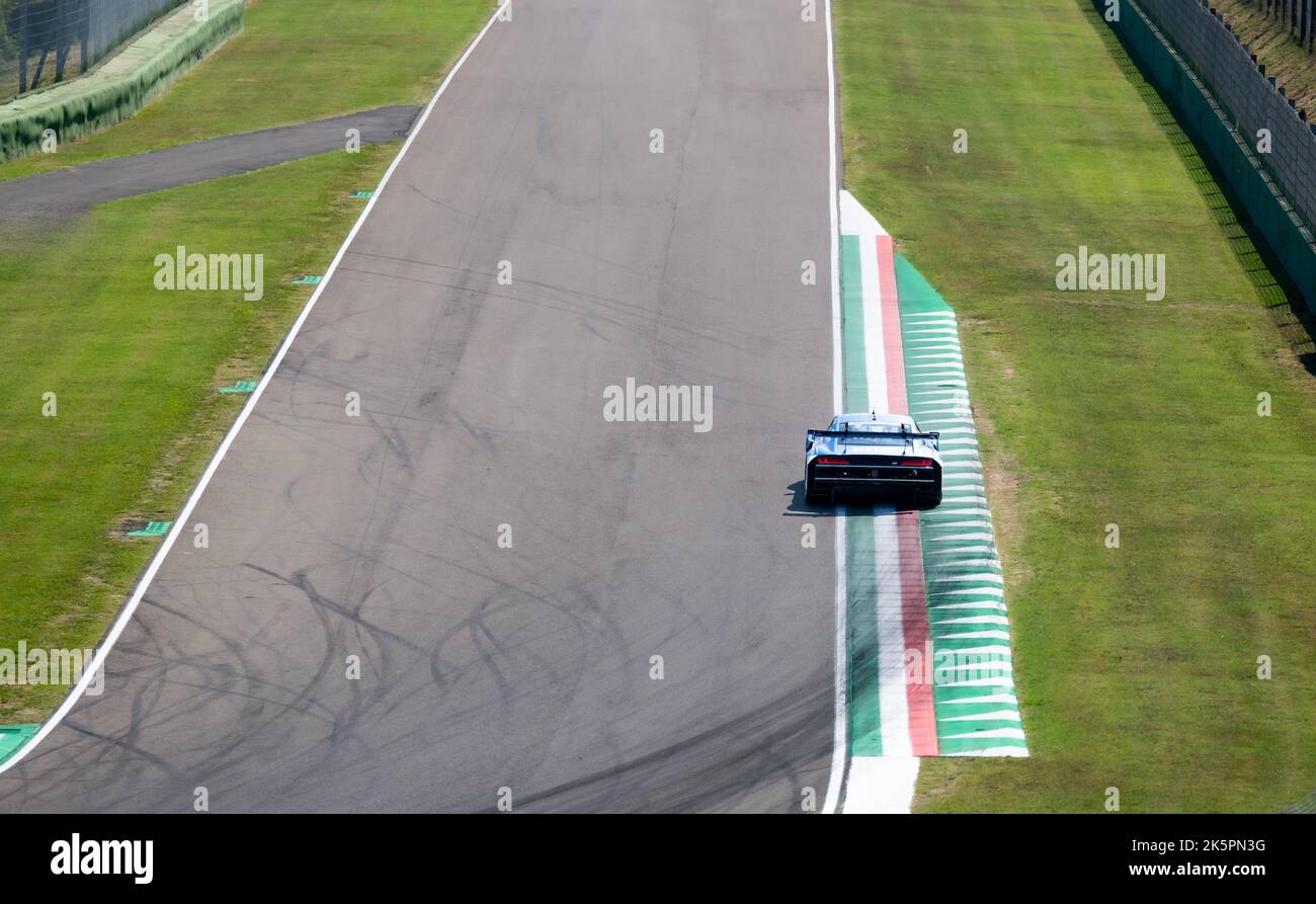 Vista posteriore dell'auto da corsa su pista copy space su pista asfaltata. Imola, Italia, giugno 18 2022. DTM Foto Stock