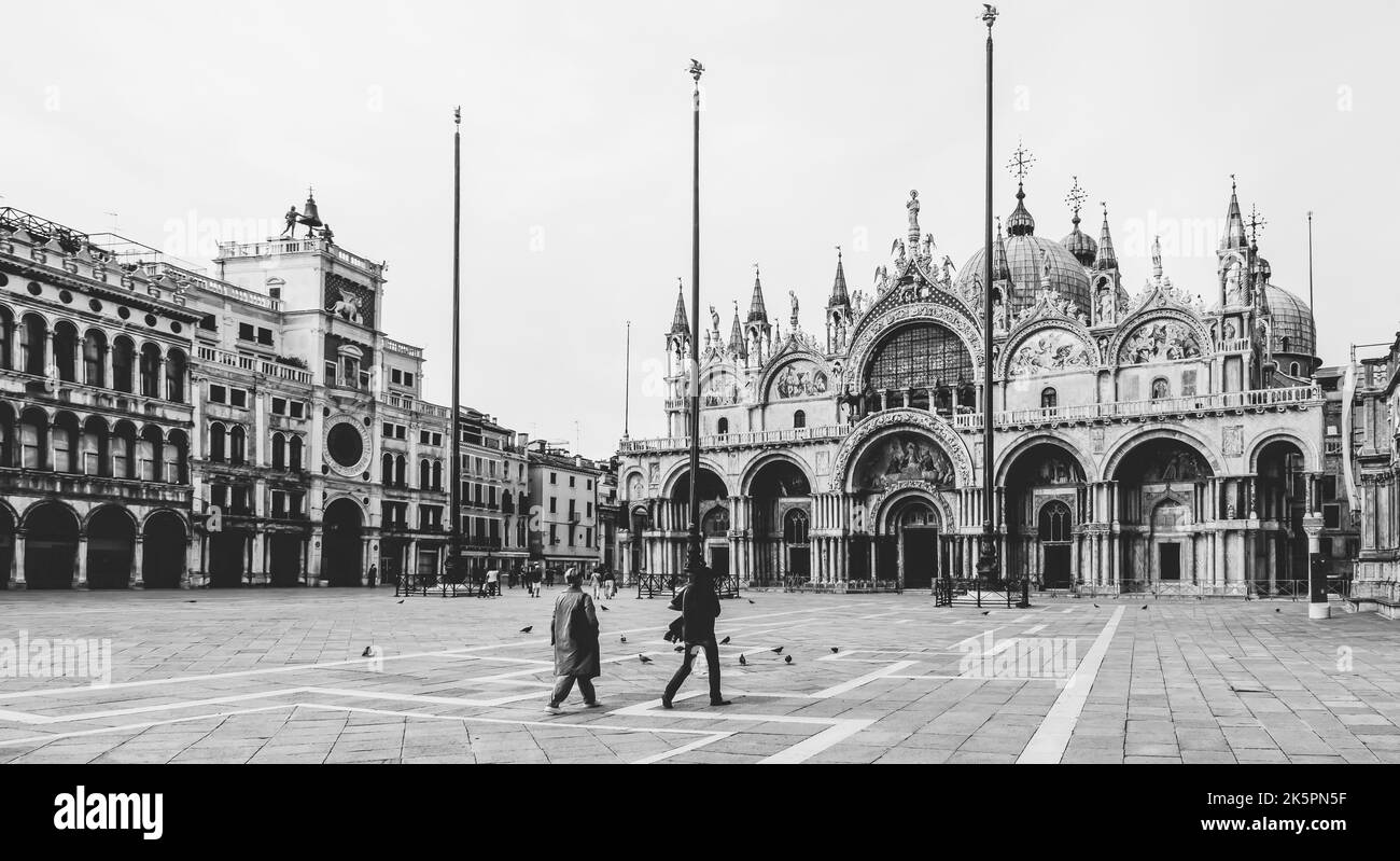 Una foto in scala di grigi di Piazza del Palazzo San Marco a Venezia, Italia sotto il cielo nuvoloso e luminoso Foto Stock
