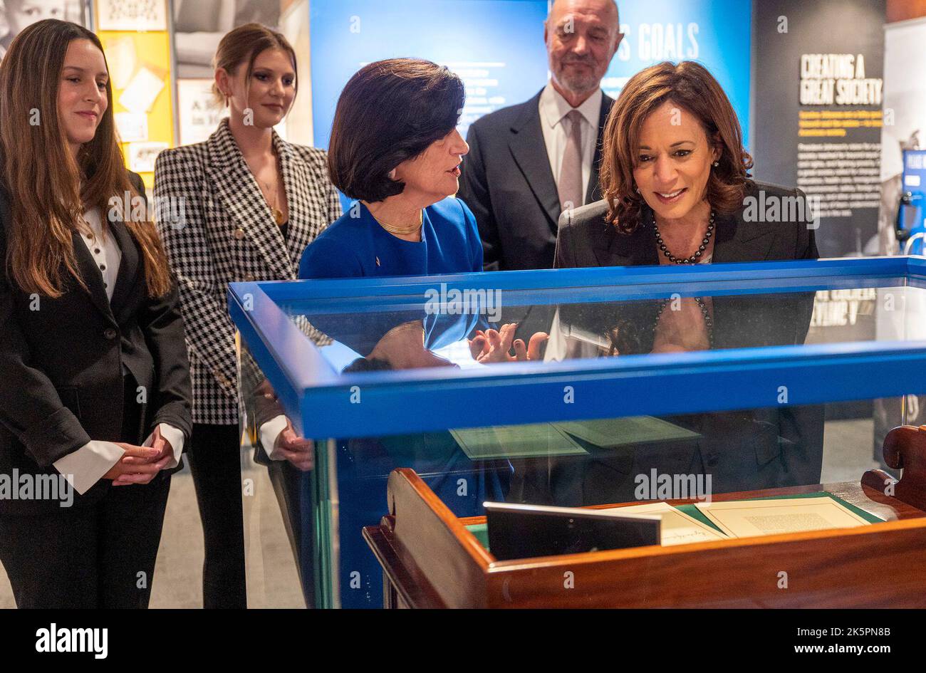 Austin, Texas, Stati Uniti. 8th Ott 2022. Il Vice Presidente degli Stati Uniti KAMALA HARRIS, r, visita la Biblioteca e Museo di Lyndon Baines Johnson (LBJ) con la figlia LUCI JOHNSON (in blu) il 8 ottobre 2022. Stanno guardando la scrivania su cui LBJ ha firmato il Voting Rights Act nel 1965, che è in mostra presso la biblioteca. Foto della piscina della biblioteca LBJ di Jay Godwin. (Credit Image: © Jay Godwin via ZUMA Press Wire) Foto Stock