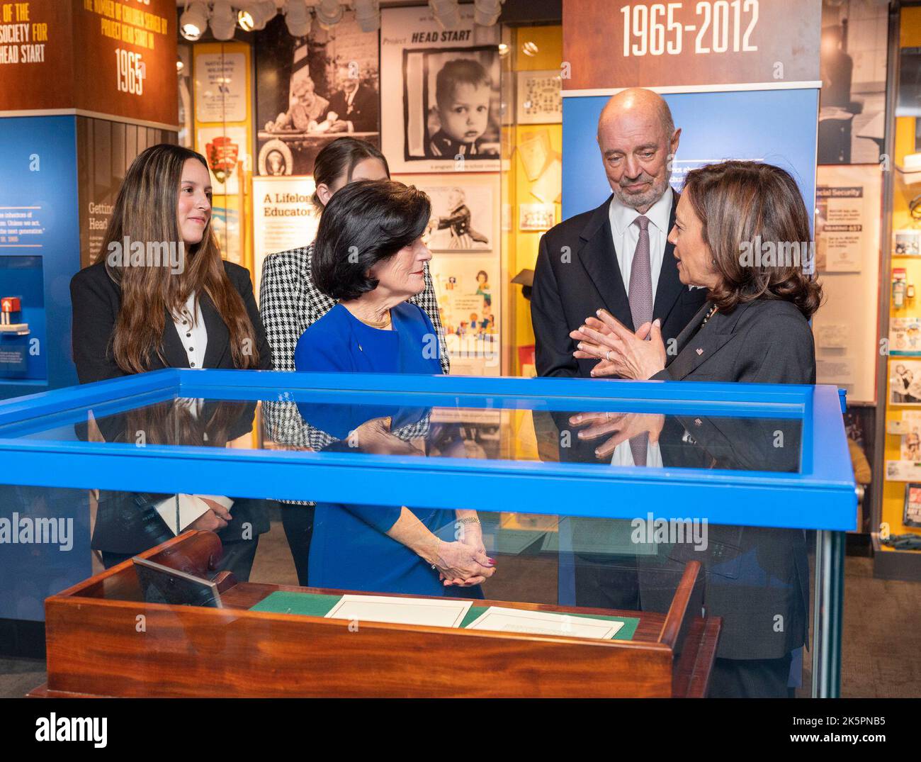 Austin, Texas, Stati Uniti. 8th Ott 2022. Il Vice Presidente degli Stati Uniti KAMALA HARRIS, r, visita la Biblioteca e Museo di Lyndon Baines Johnson (LBJ) con la figlia LUCI JOHNSON (in blu) il 8 ottobre 2022. Stanno guardando la scrivania su cui LBJ ha firmato il Voting Rights Act nel 1965, che è in mostra presso la biblioteca. Nella parte posteriore c'è il marito di Luci IAN TURPIN. Foto della piscina della biblioteca LBJ di Jay Godwin. (Credit Image: © Jay Godwin via ZUMA Press Wire) Foto Stock