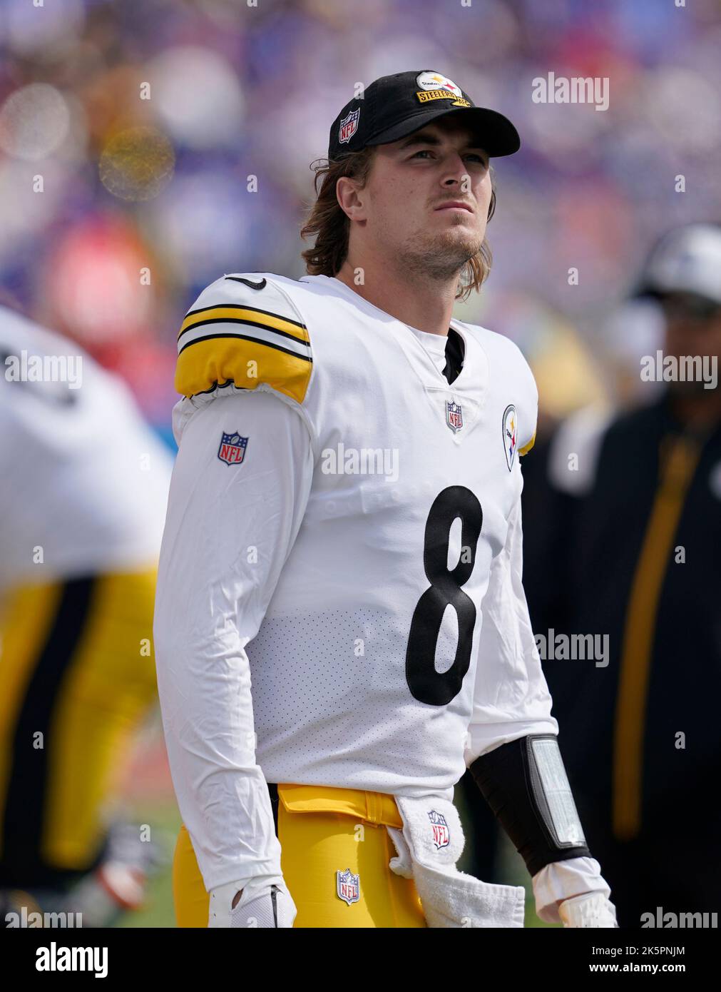 Orchard Park, New York, Stati Uniti. 9th Ott 2022. 9 ottobre 2022: Kenny Pickett #8 durante le Buffalo Bills contro Pittsburgh Steelers in Orchard Park, New York presso Highmark Stadium (Credit Image: © AMG/AMG via ZUMA Press Wire) Credit: ZUMA Press, Inc./Alamy Live News Foto Stock