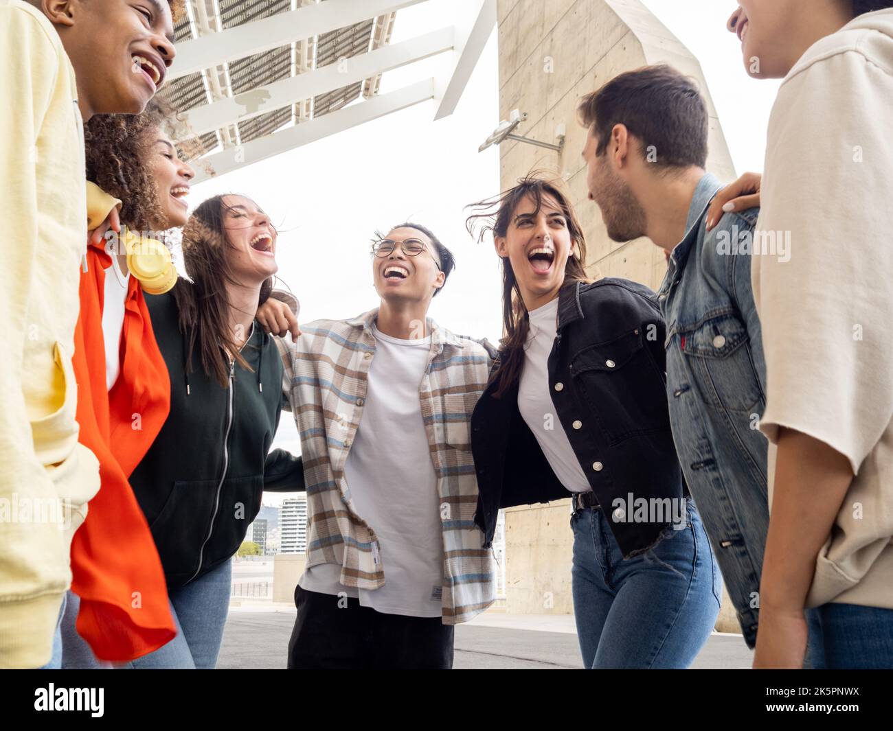 Gruppo di amici diversi che abbraccia e ride mentre si divertono insieme. Migliori amici Foto Stock