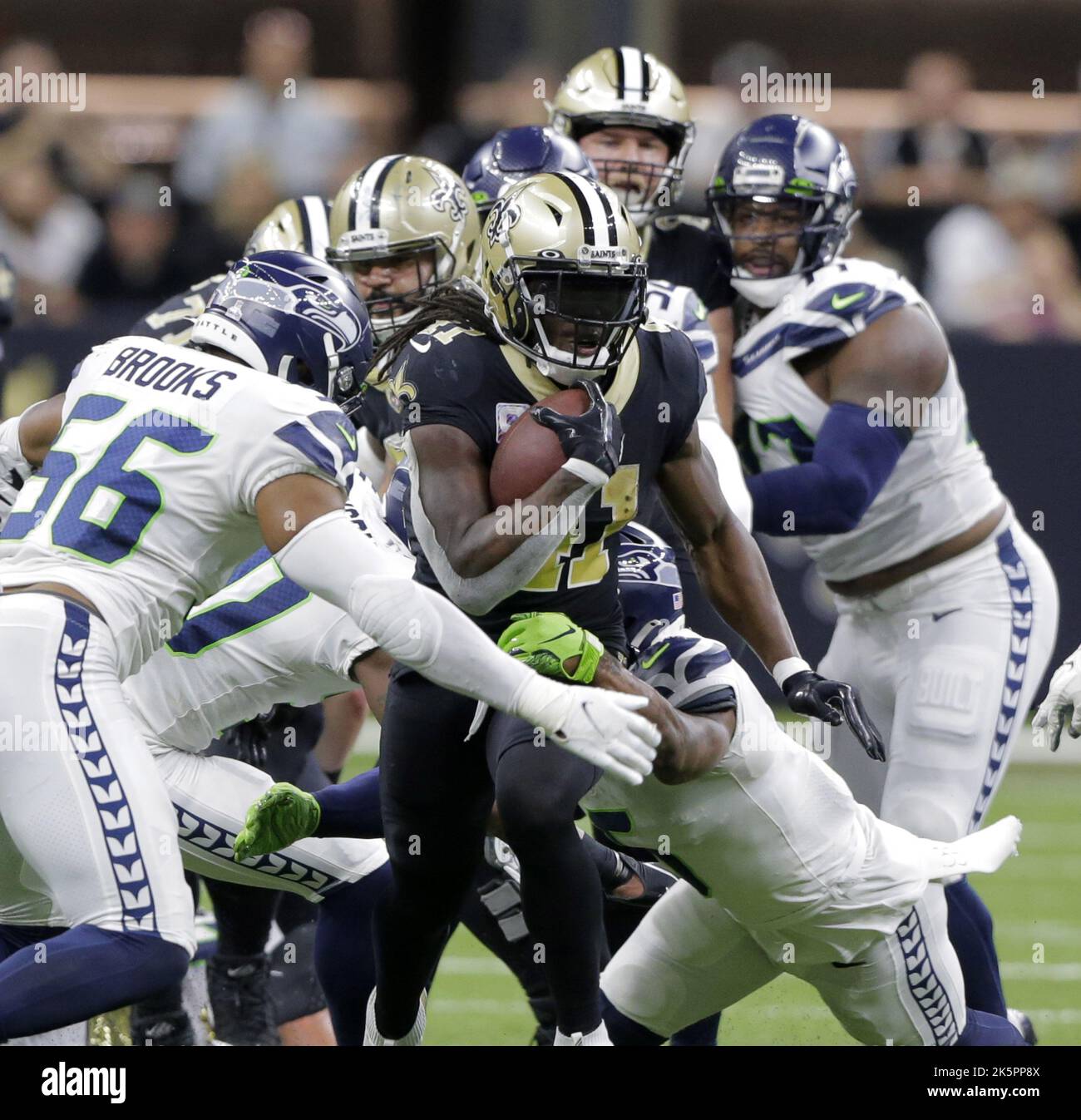 New Orleans, Stati Uniti. 10th Ott 2022. New Orleans Saints Rrunning back Alvin Kamara (41) prende un primo giù contro i Seattle Seahawks con meno di 2 minuti in orologio al Caesars Superdome di New Orleans Domenica, 9 ottobre 2022. Foto di AJ Sisco/UPI. Credit: UPI/Alamy Live News Foto Stock