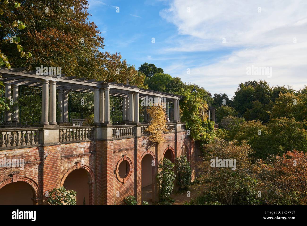 I Georgian Hill Gardens e la Pergola, ad Hampstead Heath, North London UK, in autunno Foto Stock