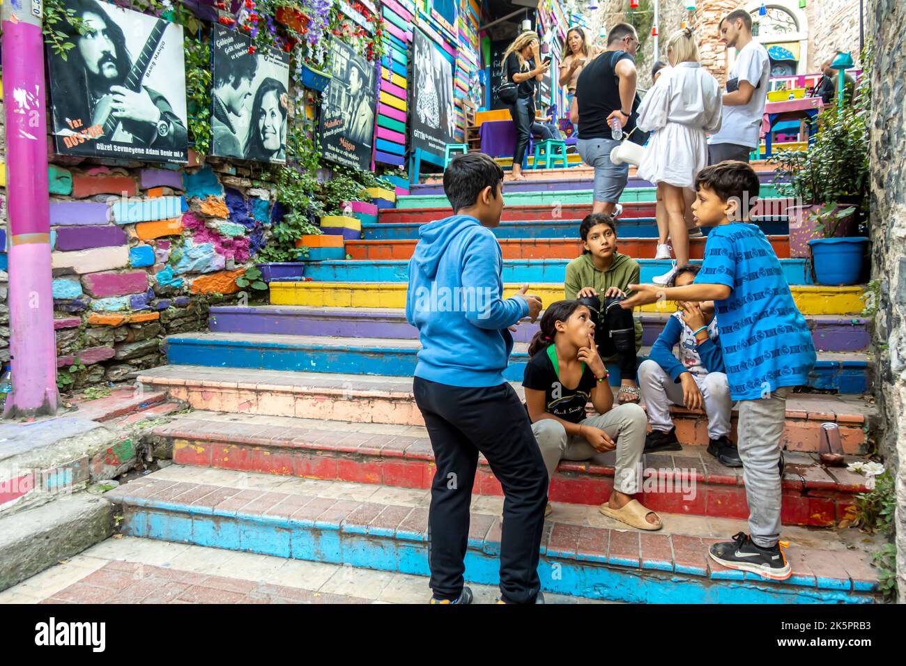 Balat turismo. Colorate scale arcobaleno popolari tra la gente del posto e i turisti. Un punto di riferimento nel quartiere di Balat a Istanbul, Turchia. Bambini turchi. Foto Stock