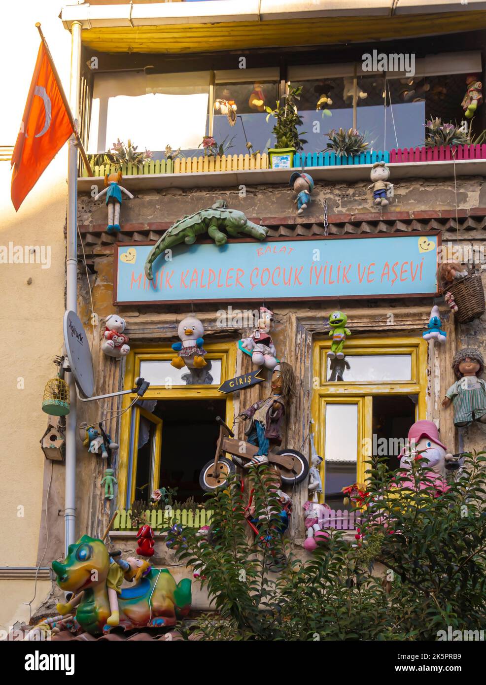 Edificio Balat colorato. Giocattoli sulla facciata del negozio nel quartiere storico di Balat. Istanbul, Turchia Foto Stock
