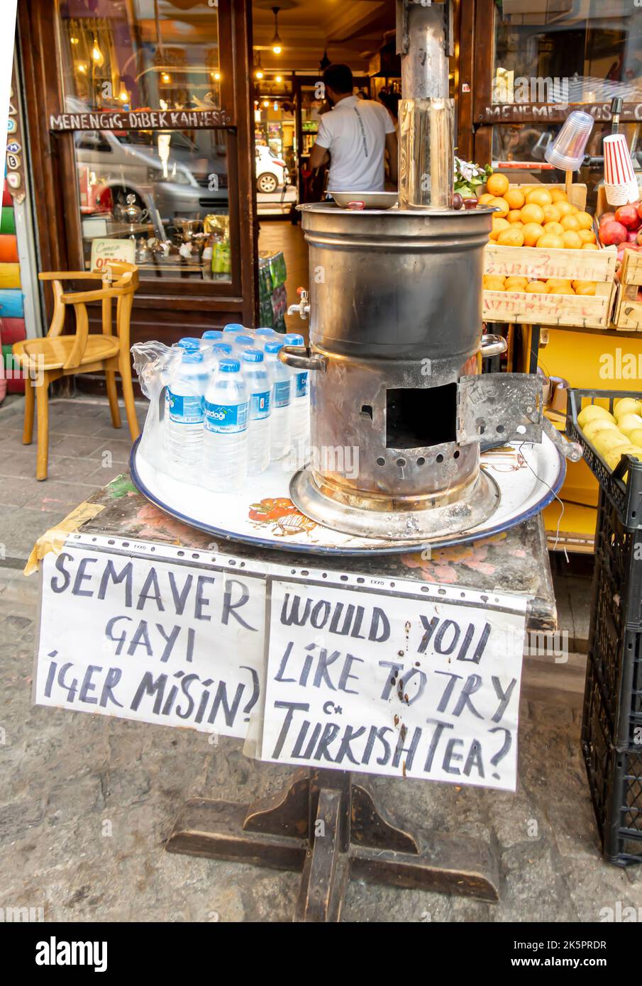 Balat turismo. "Vorresti provare il tè turco" segno scritto a mano in strada, vecchio semaver. Istanbul, Turchia Foto Stock
