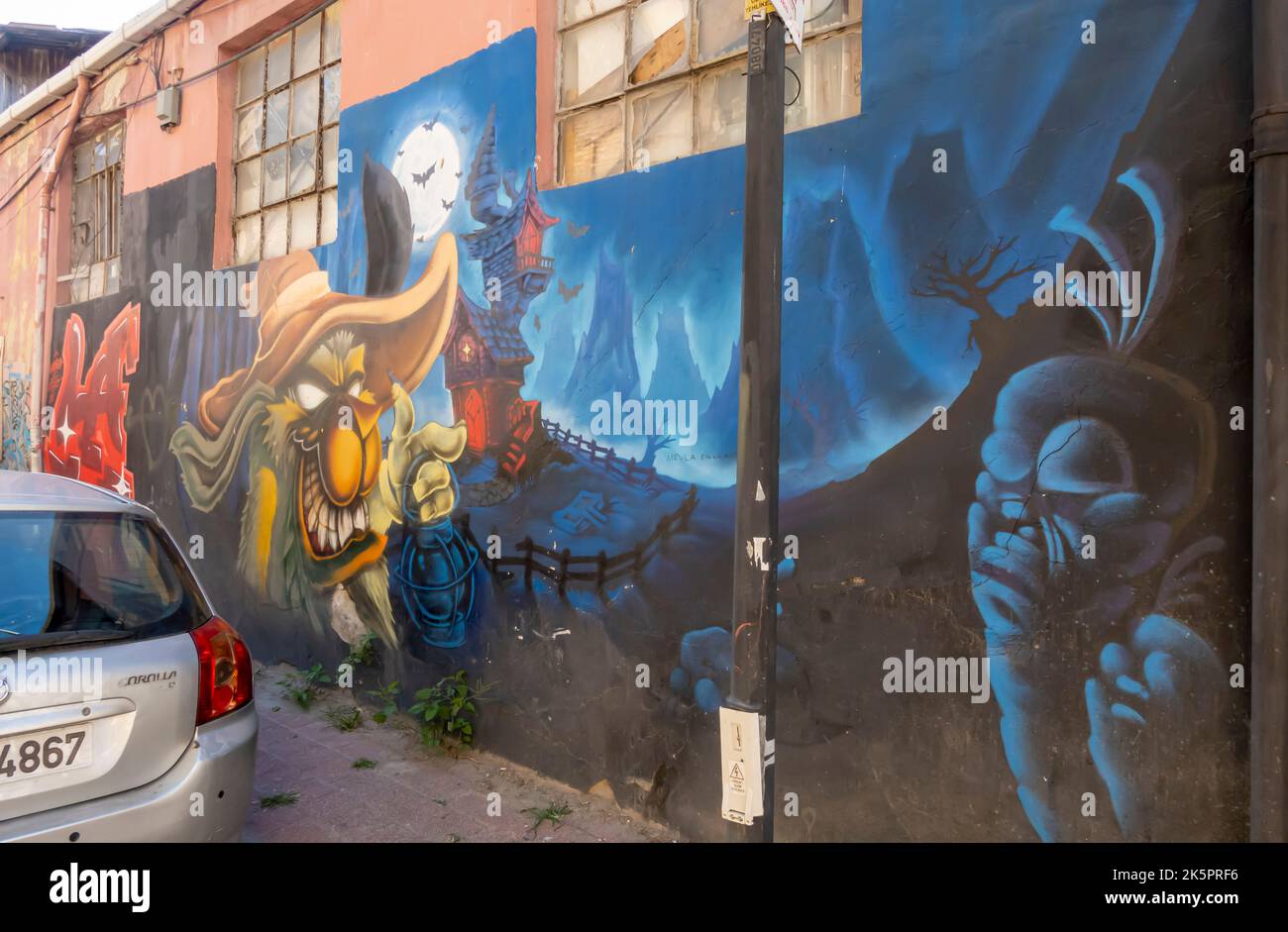 Murale raffigurante fantasy, creature da favola. Strade di Balat, Istanbul, Turchia. Foto Stock