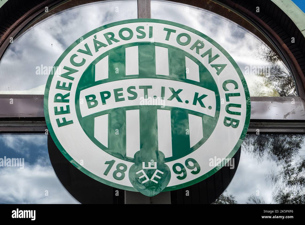Budapest, Ungheria – 4 ottobre 2022. Logo di Ferencvarosi Torna Club su una finestra di una casa a Budapest. Foto Stock