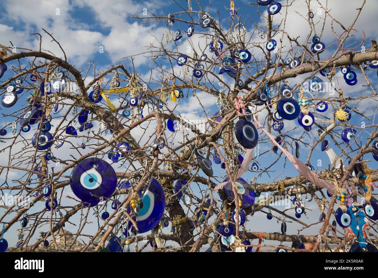 Evil Eye albero nella valle del Pigeon vicino al villaggio di Uchisar, regione della Cappadocia, Turchia Foto Stock