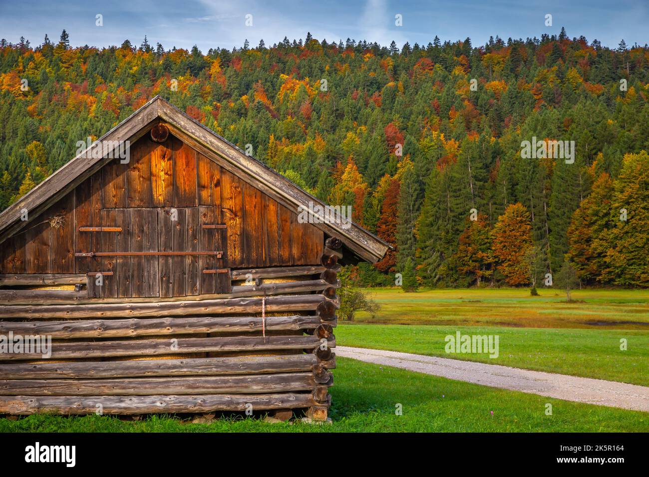 Alpi Bavaresi autunno e fienile in legno al tramonto, Garmisch Partenkirchen, Germania Foto Stock