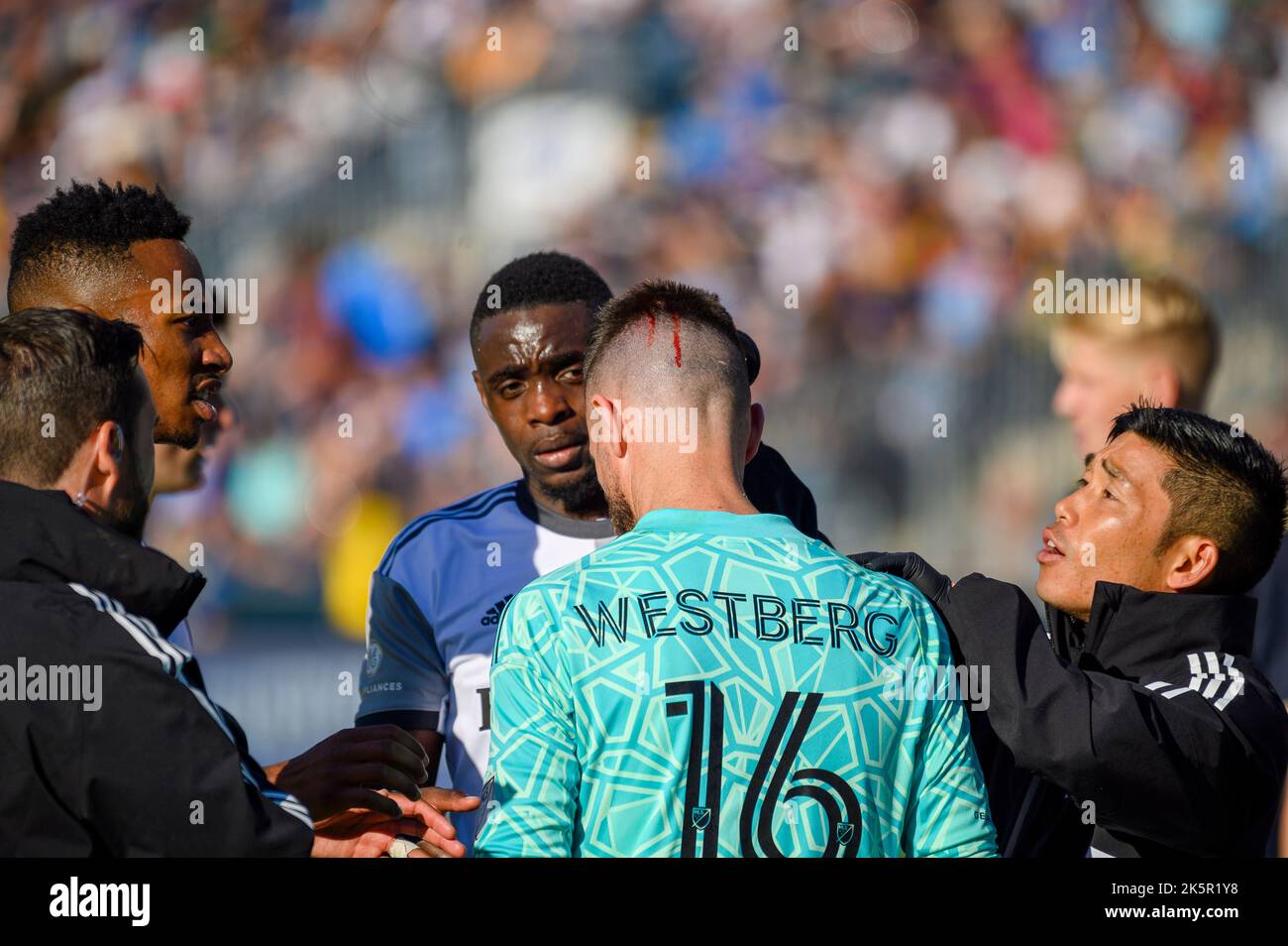 Chester, Pennsylvania, Stati Uniti. 9th Ott 2022. 09 ottobre 2022, il Chester PA-Toronto FC giocatore, QUENTIN WESTBERG (16) è mostra sanguinante nella parte posteriore della sua testa dopo essere stato calciato mentre bloccando un obiettivo. (Credit Image: © Ricky Fitchett/ZUMA Press Wire) Credit: ZUMA Press, Inc./Alamy Live News Foto Stock