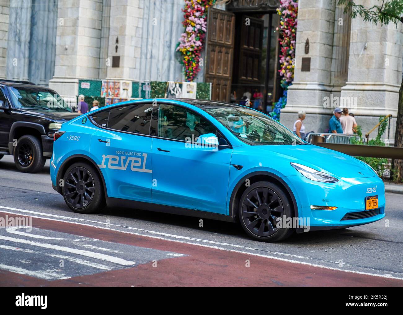 Auto rideshare completamente elettrica Tesla modello Y a New York City con marchio Revel Foto Stock