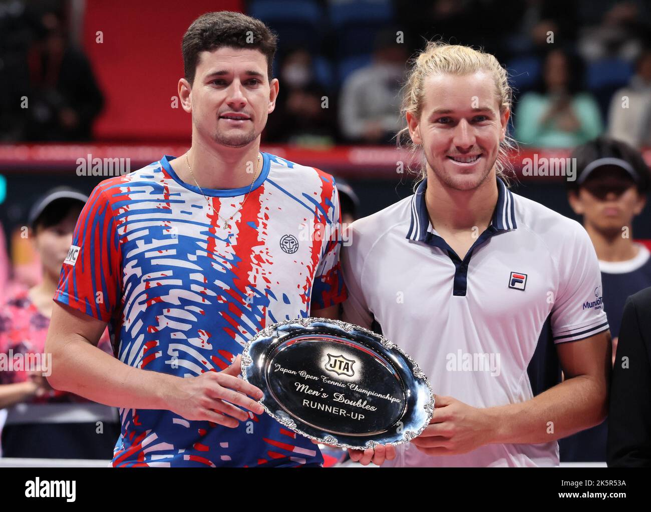 Tokyo, Giappone. 9th Ott 2022. Rafael Matos (L) del Brasile e David Vega Hernandez (R) della Spagna si aggiudica il trofeo del torneo di tennis doppio del Japan Open all'Ariake Coliseum di Tokyo domenica 9 ottobre 2022. Marcelo Melo del Brasile e McDonald degli Stati Uniti hanno sconfitto Matos, Vega Herenandez coppia nelle doppie finali 6-4, 3-6, 10-4 e vinto il campionato. Credit: Yoshio Tsunoda/AFLO/Alamy Live News Foto Stock