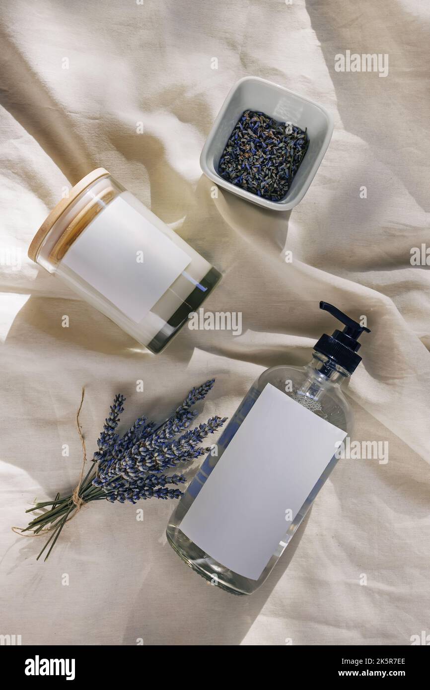 Lavanda secca, sapone e candela aromatica. Etichette vuote, mock-up, spazio per il testo Foto Stock