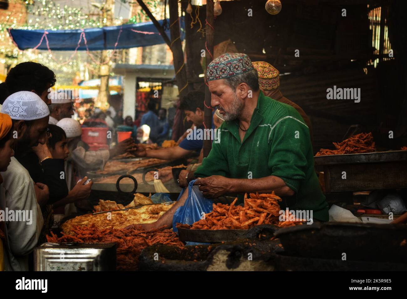 Srinagar, India. 09th Ott 2022. I venditori ambulanti preparano gli spuntini in occasione della celebrazione del Mawlid al-Nabi o anniversario di nascita del Profeta Muhammad nel santuario di Dargah Hazratbal a Srinagar, Kashmir il 09 ottobre 2022. (Foto di Mubashir Hassan/Pacific Press) Credit: Pacific Press Media Production Corp./Alamy Live News Foto Stock