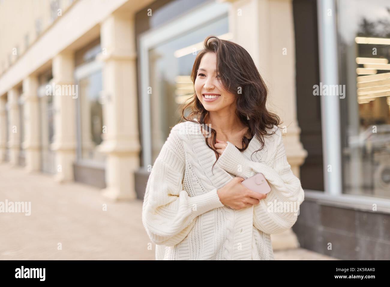 Lifestyle ritratto bella donna asiatica kazaka con un sorriso brillante Foto Stock