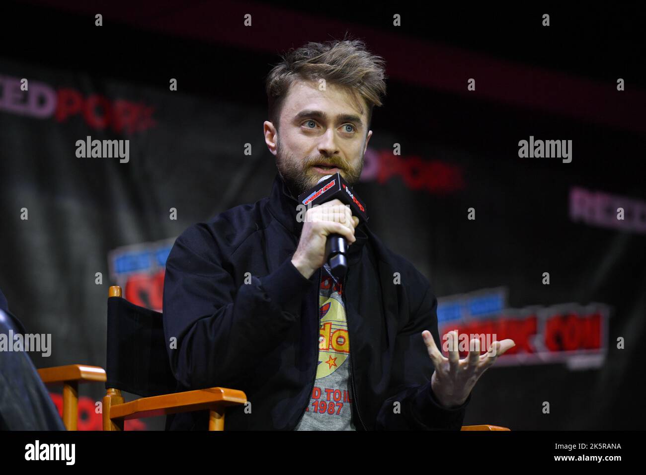Daniel Radcliffe parla sul palco a Let's Get BIZZARRO pannello durante New York Comic con 2022 il 09 ottobre 2022 a New York Foto Stock