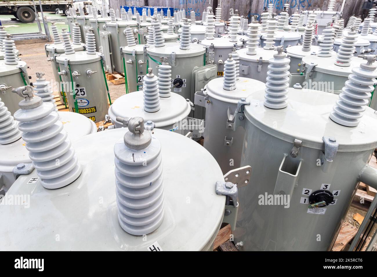 Trasformatori utilizzati da una società di servizi di energia elettrica a Cebu City, Filippine Foto Stock