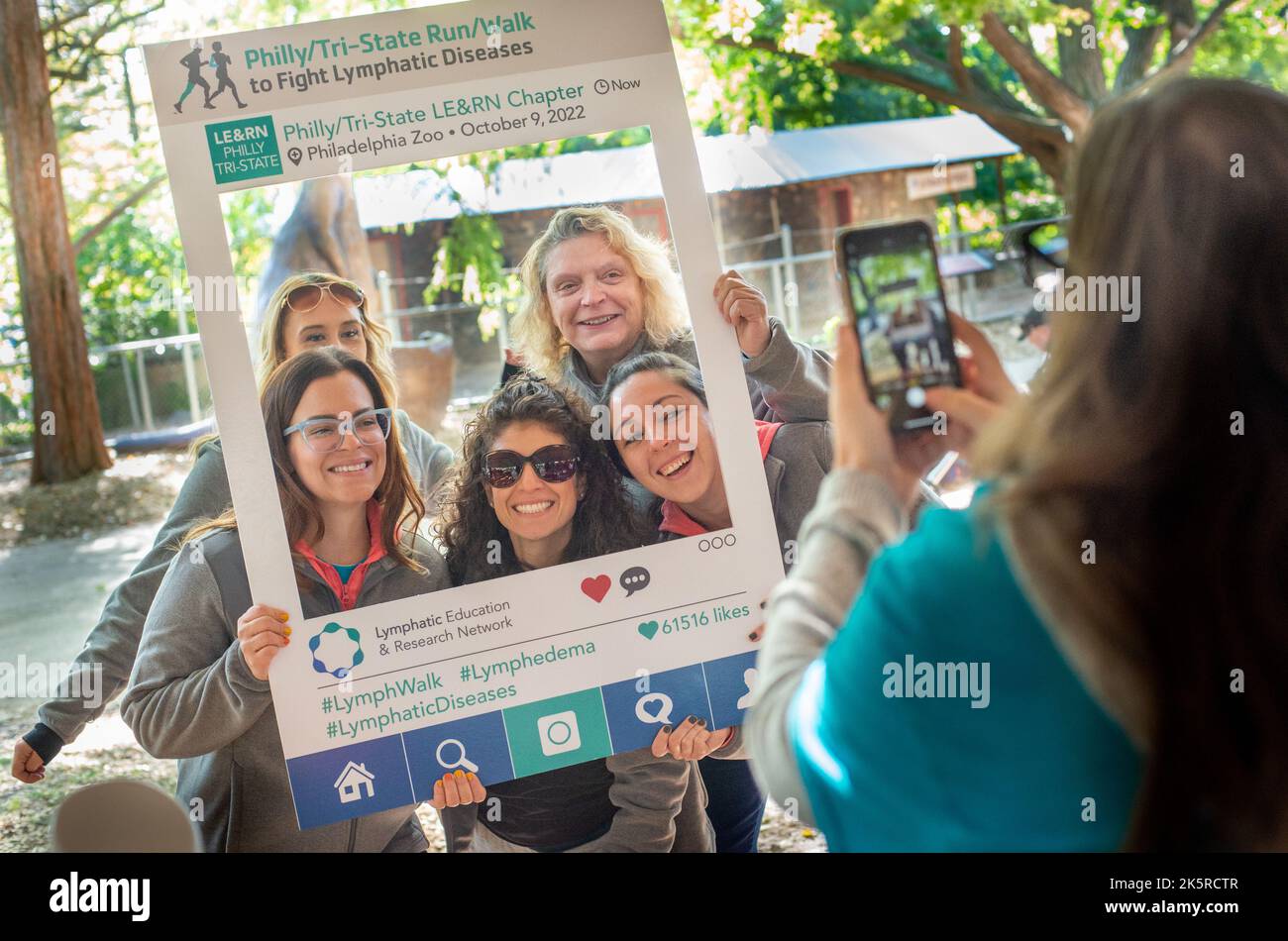 Philadelphia, Stati Uniti. 09th Ott 2022. Una persona fa una foto di un gruppo utilizzando la cornice a sostegno della ricerca sulle malattie linfatiche e cure durante il LE&RN Philly Walk Run per raccogliere denaro dalle malattie linfatiche Domenica, 09 ottobre 2022 allo Zoo di Philadelphia, Pennsylvania. ( Credit: William Thomas Cain/Alamy Live News Foto Stock