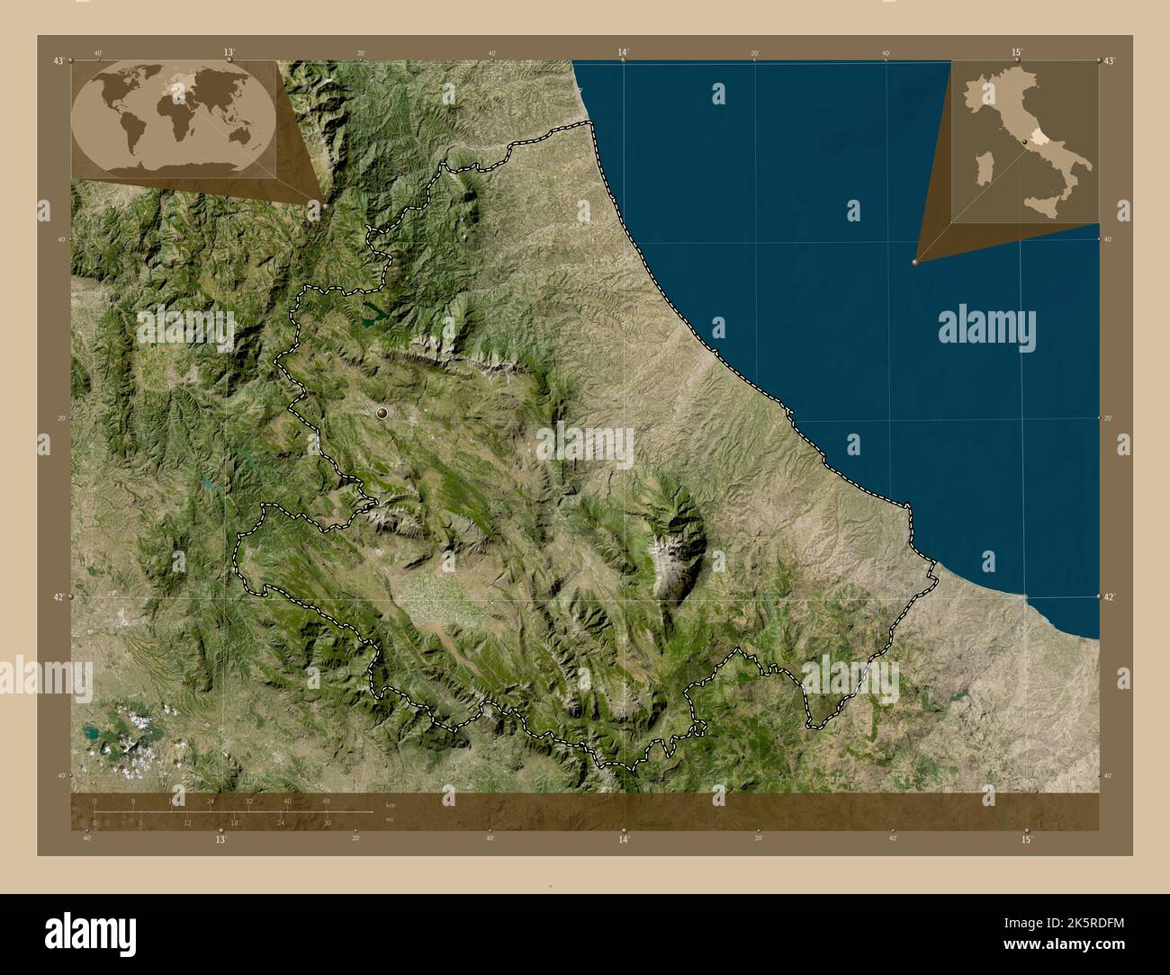Abruzzo, regione d'Italia. Mappa satellitare a bassa risoluzione. Mappe delle posizioni ausiliarie degli angoli Foto Stock