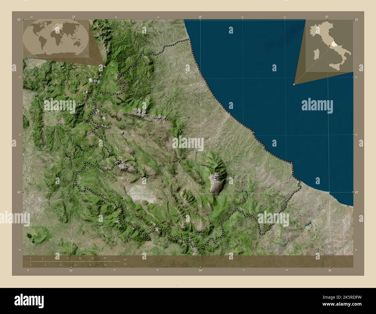 Abruzzo, regione d'Italia. Mappa satellitare ad alta risoluzione. Mappe delle posizioni ausiliarie degli angoli Foto Stock