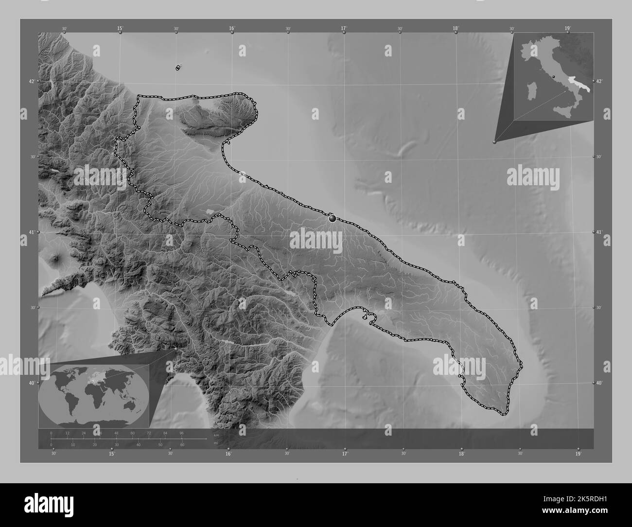 Puglia, regione d'Italia. Mappa in scala di grigi con laghi e fiumi. Mappe delle posizioni ausiliarie degli angoli Foto Stock