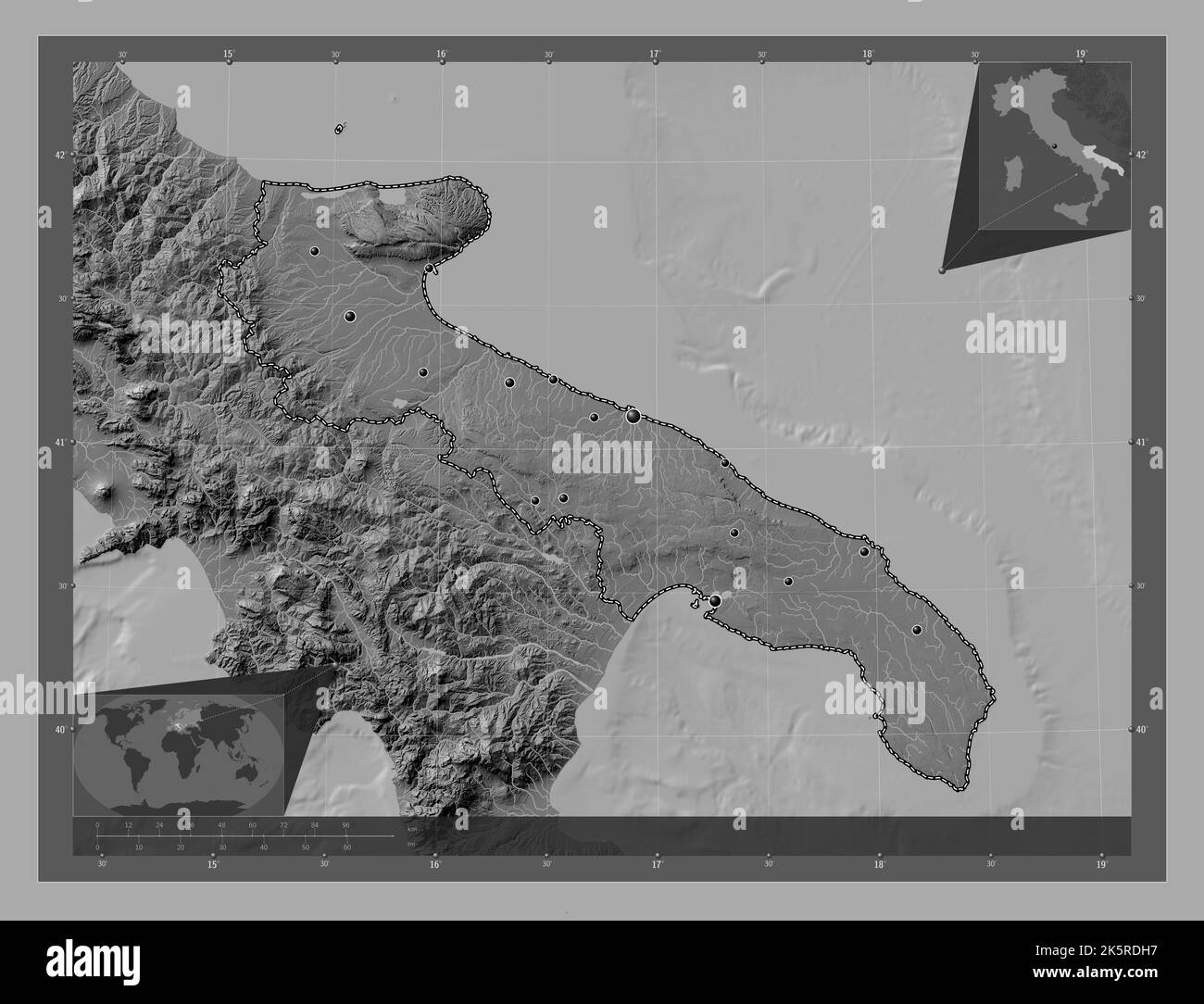 Puglia, regione d'Italia. Mappa altimetrica bilivello con laghi e fiumi. Posizioni delle principali città della regione. Mappe delle posizioni ausiliarie degli angoli Foto Stock