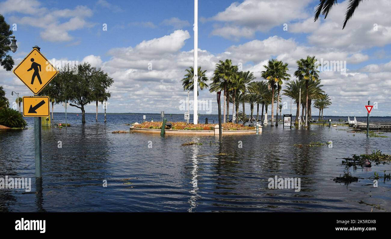 Sanford, Stati Uniti. 09th Ott 2022. L'alluvione di strada è vista vicino al Municipio e al tribunale della contea di Seminole mentre il fiume St. John raggiunge il principale palcoscenico di alluvione, causando il lago Monroe a rompere il muro di mare dopo l'uragano Ian nel centro di Sanford. Il fiume di San Giovanni è prevista cresta stasera prima di lentamente recedere. Credit: SOPA Images Limited/Alamy Live News Foto Stock