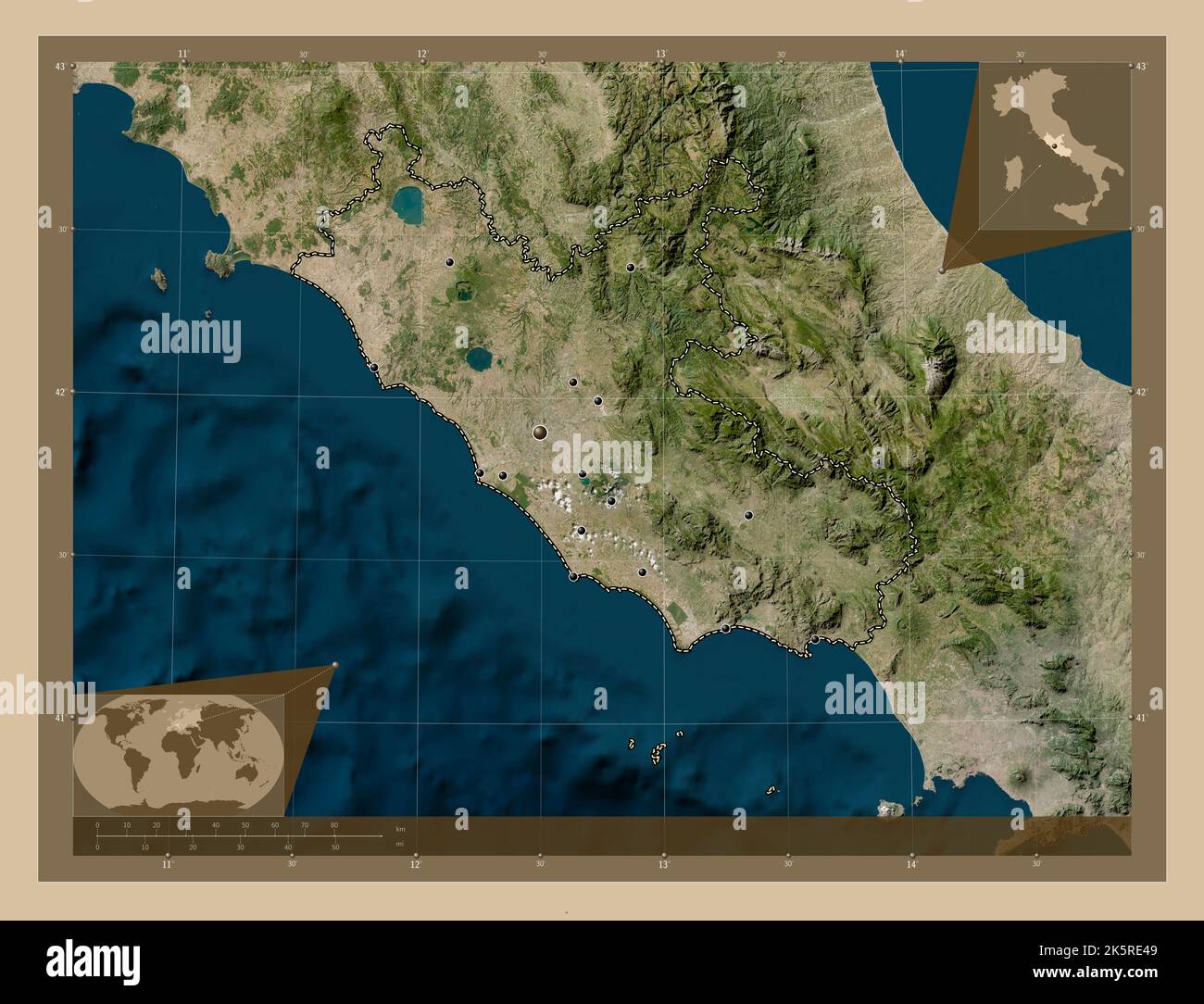 Lazio, regione d'Italia. Mappa satellitare a bassa risoluzione. Posizioni delle principali città della regione. Mappe delle posizioni ausiliarie degli angoli Foto Stock