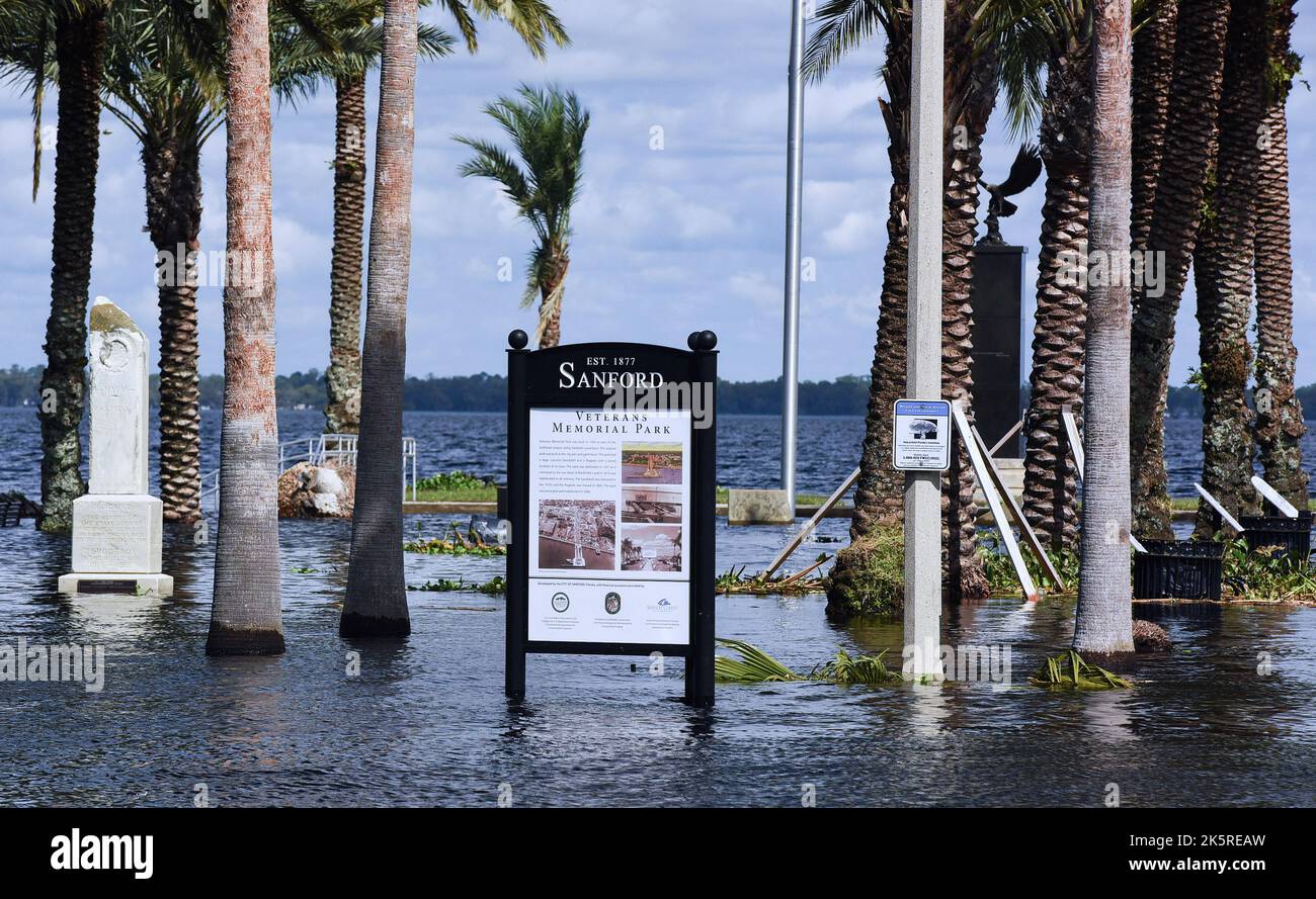 Sanford, Stati Uniti. 09th Ott 2022. Il Veterans Memorial Park è visto allagato al Sanford Riverwalk mentre il fiume St. John raggiunge il principale palcoscenico di alluvione, facendo sì che il lago Monroe vibra il muro di mare dopo l'uragano Ian nel centro di Sanford. Il fiume di San Giovanni è prevista cresta stasera prima di lentamente recedere. (Foto di Paul Hennessy/SOPA Images/Sipa USA) Credit: Sipa USA/Alamy Live News Foto Stock