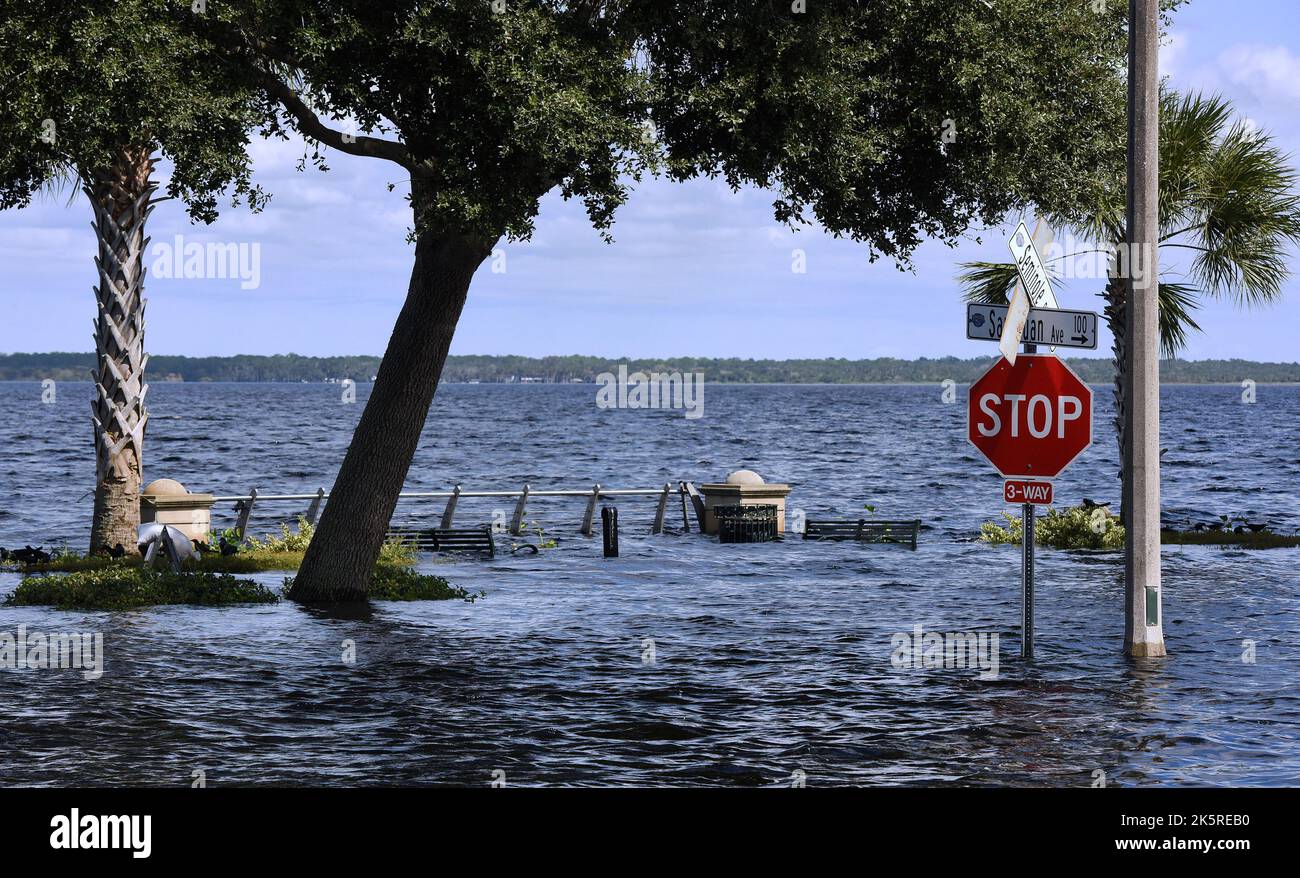 Sanford, Stati Uniti. 09th Ott 2022. Le panchine del marciapiede sono viste sott'acqua al Sanford Riverwalk mentre il fiume di St. John raggiunge il palcoscenico principale di alluvione, causando il lago Monroe a rompere il muro di mare dopo l'uragano Ian nel centro di Sanford. Il fiume di San Giovanni è prevista cresta stasera prima di lentamente recedere. (Foto di Paul Hennessy/SOPA Images/Sipa USA) Credit: Sipa USA/Alamy Live News Foto Stock