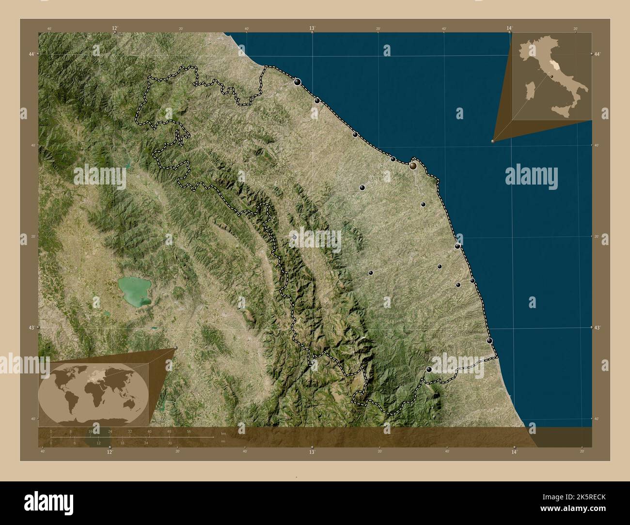 Marche, regione d'Italia. Mappa satellitare a bassa risoluzione. Posizioni delle principali città della regione. Mappe delle posizioni ausiliarie degli angoli Foto Stock