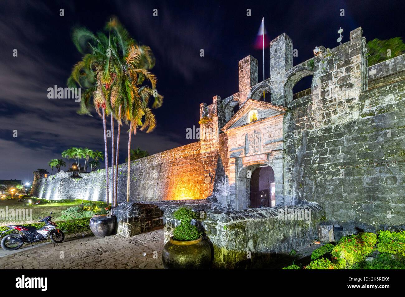 Storico Fort San Pedro a Cebu City, Filippine di notte Foto Stock