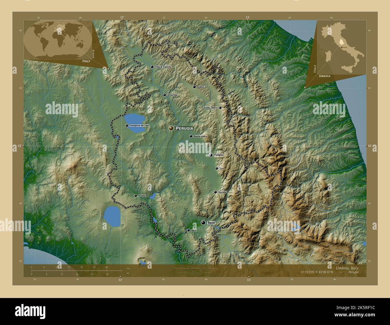 Umbria, regione d'Italia. Mappa di altitudine colorata con laghi e fiumi. Località e nomi delle principali città della regione. Mappa della posizione ausiliaria ad angolo Foto Stock