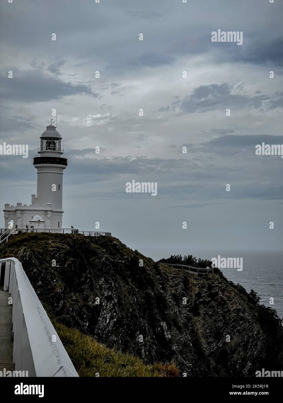 Una vista della Cape Byron Light contro lo sfondo cupo del cielo, Australia Foto Stock