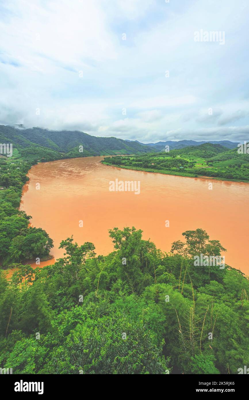 Il paesaggio del fiume Mekong fucilato è stato preso da Chiangkhan Skywalk, Loei Provincia Thailandia. Foto Stock