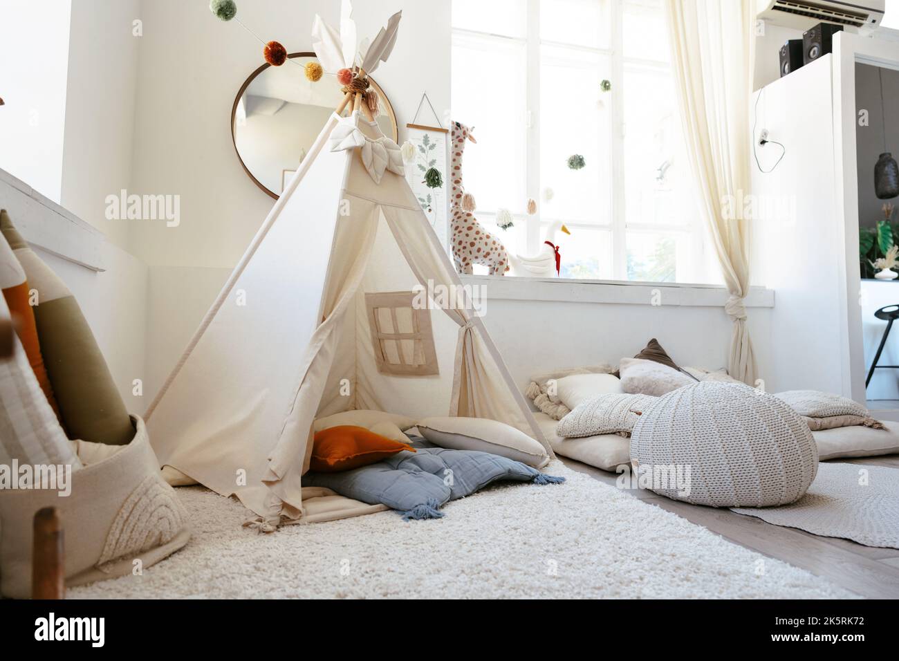 Elegante interno della camera per bambini con capanna Foto stock